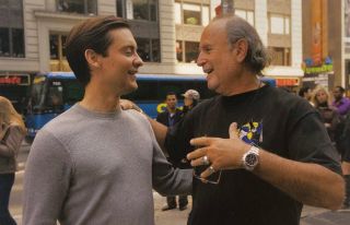 W kawiarni najprawdopodobniej przebywa Avi Arad, kontrowersyjny producent i jeden z współtwórców MCU, dla którego podziękowania umieszczono także w napisach. 