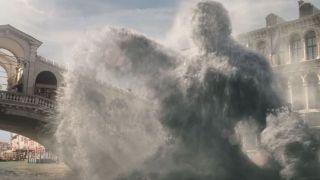 9. Hydro-Man - Potrafi przemieniać się w wodę (lub inne ciecze), mogąc dzięki temu tworzyć potężne tsunami. Jego siła jest niewyobrażalna, ale Hydro-Man ma jedną, wielką słabość – pod postacią wody jedna z jej cząsteczek jest de facto jego umysłem. Jeśli zostanie odseparowana od reszty, złoczyńca zupełnie traci swoją moc.