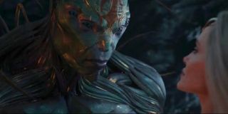 Ikaris już dawno temu wiedział, że Dewianci są w stanie przejmować moce Eternals – w przeszłości był on świadkiem podobnego zdarzenia, jednak jeden z Dewiantów, który wchłonął siłę Przedwiecznego, nie był go później w stanie zabić. Ta wiedza rzuca też nowe światło na prawdziwe intencje Ikarisa, które zostały pokazane w filmie „Eternals”. 