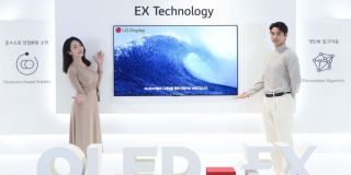 LG OLED EX - telewizor z nową matrycą organiczną wykorzystującą diody deuterowe, które zapewniają szczytową jasność na poziomie 2000 nitów, do 30% wyższą od jasności konwencjonalnych OLED-ów
