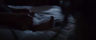 Grant najprawdopodobniej zdaje sobie sprawę, że w trakcie bezsennych nocy kontrolę nad jego umysłem przejmuje inna osobowość – to właśnie dlatego przylepia on do drzwi wyjściowych taśmę malarską, by później przywiązać samego siebie do łóżka.