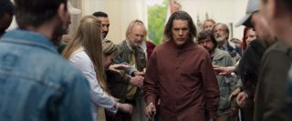 Później w zwiastunie pojawia się główny złoczyńca, w którego rolę wciela się Ethan Hawke. Napisy sugerują, że gra on Arthura Harrowa, pomniejszego złoczyńcę z komiksów, nazistę ze skłonnościami do przeprowadzania eksperymentów na ludziach. Nie jest jednak wykluczone, że Hawke sportretuje w rzeczywistości postać powstałą z połączenia kilku komiksowych antagonistów, w tym Króla Słońca, wyznawcy kultu Ra, stojącego w opozycji do kultu Khonshu.