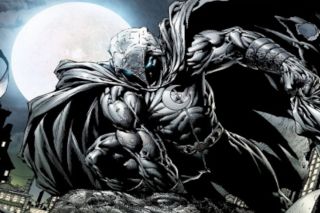 Komiksowy Moon Knight to w rzeczywistości Marc Spector, syn ocalałego z Holokaustu rabina. Bohater odnosił sukcesy na wielu polach życia, m.in. w boksie czy zostając żołnierzem sił specjalnych. Później, już jako najemnik, był on bliski śmierci na egipskiej pustyni, trafiając tam na świątynię pradawnego, księżycowego bóstwa Khonshu. Bóg postanowił ocalić Spectora w zamian za to, że ten zostanie jego ziemskim agentem i pozwoli mu żyć w swojej głowie.