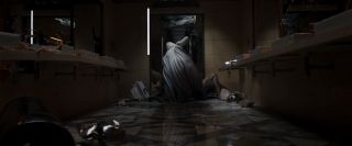 Moon Knight w pełnym stroju najprawdopodobniej nie bije – jak można to ocenić na pierwszy rzut oka – ukazującego się mu także wcześniej Khonshu, a tajemniczego i podążającego za nim potwora. Spekuluje się, że istotą tą jest sam Anubis, na co wskazywałaby głowa przywodząca na myśl szakala. Niektórzy dopatrują się tu z kolei pojedynku z wilkołakiem.