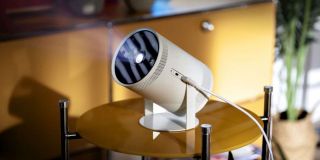 Samsung Freestyle - przenośny projektor w formie stylowego reflektora. Pracuje w rozdzielczości 1080p, waży 860 gramów i można zasilać go za pośrednictwem powerbanku