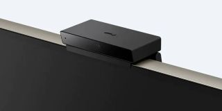Sony Bravia Cam - inteligentna kamera stworzona z myślą o współpracy z topowymi telewizorami. Pozwoli obsługiwać sprzęt za pośrednictwem gestów i włączyć system monitorowania odległości, który ostrzeże widza, że siedzi zbyt blisko telewizora