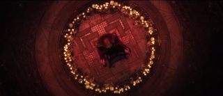 Nie jest wykluczone, że Scarlet Witch w tym ujęciu medytuje w Kamar-Taj – na podłodze znajduje się bowiem niemalże identyczny wzór jak ten, który widzimy w tej lokacji w innym miejscu zwiastuna. Być może to właśnie Wanda uwalnia mroczną siłę, która później zaatakuje miasto. 