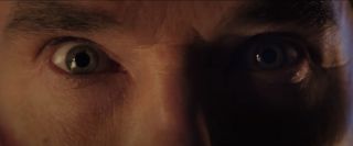 Analizując sekwencję koszmarów pamiętajmy również o tym, że może ich doświadczać inna wersja Strange’a niż ta dla MCU podstawowa – być może zdarzenia te rozgrywają się w którejś z rzeczywistości ukazanej w animacji „What If…?”. Warto przypomnieć, że w tej ostatniej produkcji Strange Supreme w trakcie dążenia do cofnięcia śmierci Christine Palmer stworzył świat, który na poziomie wizualnym do złudzenia przypomina ten ukazany w zwiastunie – chodzi tu choćby o mrok i czarne chmury wydobywające się z różnych miejsc. 