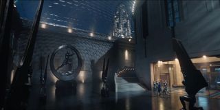 Nie jest jasne, kto doprowadził do pojmania Strange’a. Dobrym tropem w tej sprawie byłby znany już z pierwszego filmu o Najwyższym Magu Baron Mordo – to jego głos słyszymy w trakcie sekwencji prowadzenia skutego kajdankami Doktora. 