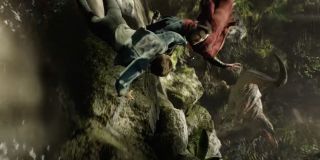 Doktor Strange i America Chavez wpadają przez wyłom do tajemniczego wymiaru. Wytłumaczenia takiego stanu rzeczy mogą być dwa: w trakcie podróży po multiwersum przemieszczają się oni po różnych liniach czasowych (stąd widoczne w tle dinozaury) bądź trafiają oni do znanej z komiksów, prehistorycznej krainy o nazwie Savage Land, na której wciąż żyją dinozaury. W powieściach graficznych Savage Land ulokowana jest na Antarktydzie, lecz w MCU może być ona umiejscowiona w innym wymiarze. 