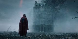 Zwiastun rozpoczyna się od słów Doktora Strange’a o przeżywaniu przez niego powtarzającego się koszmaru, w którym widzi on choćby zniszczone Sanctum Sanctorum. Wyznanie to można rozumieć dwojako; „Doktor Strange w multiwersum obłędu” ma być pierwszą odsłoną MCU wyraźnie korzystającą z konwencji horroru – tej samej, którą w przeszłości w swoich dziełach implementował reżyser Sam Raimi. Nie możemy też wykluczyć, że sceny marzeń sennych protagonisty w rzeczywistości są ujęciami pochodzącymi z wizyt Strange’a w znanym z komiksów wymiarze Koszmaru (o tej interpretacji więcej za chwilę). 