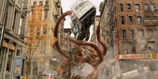 Potworem, który sieje zniszczenie w Nowym Jorku, jest Gargantos – to on walczy z Americą Chavez i rzuca autobusami. W świecie MCU istota ta pochodzi najprawdopodobniej z innego wymiaru, jednak warto podkreślić, że w komiksach działał on na Ziemi jako wielki wróg władcy Atlantydy, Namora. 