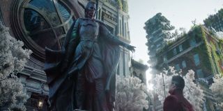 Doktor Strange patrzy na swój pomnik. Być może scena ta rozgrywa się w dalekiej przyszłości, do której przeniósł się protagonista – nawet pomimo swoich machinacji przy działaniu multiwersum mieszkańcy naszej planety z biegiem czasu uznali Strange’a za wzór do naśladowania. Warto zaznaczyć, że Doktor na pomniku ma swój ikoniczny kostium z komiksów. 