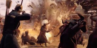 W trailerze pojawia się kilka ujęć dokumentujących zniszczenie miasta Kamar-Taj; to właśnie w nim Strange zgłębiał tajniki Sztuk Mistycznych. Lokacja ta jest atakowana przez tajemniczą siłę, której najprawdopodobniej uda się dopiąć swego i pokonać obrońców Kamar-Taj, zebranych wokół znajdującej się w mieście świątyni. 