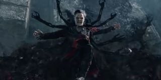 W jednej z ostatnich sekwencji zwiastuna pojawia się tajemnicza postać, którą wielu odbiorców postrzega jako inny wariant Doktora Strange’a, określony jako Zombie Strange – choć równie prawdopodobne jest, że to po prostu torturowana przez istoty z innych wymiarów podstawowa wersja Strange’a. 