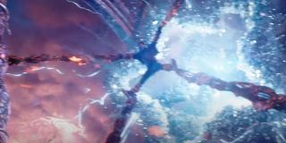 W zwiastunie po raz pierwszy możemy zobaczyć nową bohaterkę MCU – America Chavez otwiera przybierający kształt gwiazdy wyłom w siatce czasoprzestrzeni. Wiele wskazuje na to, że jej ciało w tym ujęciu więzi tajemniczy demon, również przechodzący przez bramę multiwersum. 