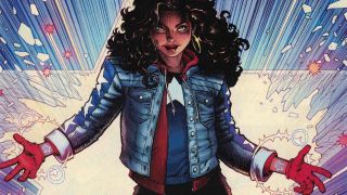 W komiksach America Chavez debiutowała stosunkowo niedawno, w 2011 roku; w wieku 5 lat zabrano ją wraz z siostrą do specjalnej placówki medycznej, w której dziewczynkę próbowano uleczyć z tajemniczej choroby genetycznej. To wówczas po raz pierwszy doszło do manifestacji jej mocy. Traumatyczne wydarzenie zaważyło na dalszych losach Chavez. Z czasem odkryła ona, że jest istotą pochodzącą z położonego poza czasem i przestrzenią wymiaru o nazwie Utopian Parallel, w którym zyskała szereg mocy od tajemniczej postaci, Demiurga (później okazało się, że jest nim Wiccan, syn Scarlet Witch). Chavez ma nadludzką siłę i szybkość, potrafi latać, jest kuloodporna, długowieczna, przemieszcza się pomiędzy wymiarami i jest zdolna podróżować w czasie. Swoich przeciwników może pokonać także potężnym, „gwiezdnym” uderzeniem. 