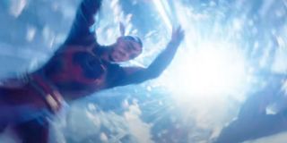 W krótkim ujęciu możemy zobaczyć nowy wariant protagonisty określony jako Obrońca Strange – od oryginału różni go choćby zupełnie inny kostium i fryzura. Z tła można wywnioskować, że postać ta pomaga Chavez w walce z demonem; zwróćmy uwagę, że za Obrońcą znajduje się ten sam wyłom w kształcie gwiazdy, który widzieliśmy wcześniej. 