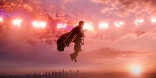 W materiale przypomina się również o tym, że obecne doznania Strange’a są bezpośrednią konsekwencją tego, co zrobił on w filmie „Spider-Man: Bez drogi do domu” – sprawił, że cały świat zapomniał, iż Peter Parker jest Pajączkiem. Zdarzenie to doprowadziło do zachwiania się siatki multiwersum i przenikania na podstawową wersję Ziemi istot z alternatywnych światów. 