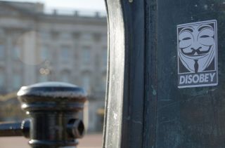 Wlepka Anonymous na londyńskiej ulicy. Kolektyw wdarł się do naszej świadomości jako element popkultury