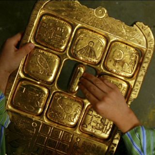 W recenzji pierwszego odcinka porównaliśmy tonację produkcji do… „Nocy w muzeum” z Benem Stillerem. Co ciekawe, w tym filmie pojawiła się magiczna tablica, która powoływała rzeczy do istnienia właśnie dzięki mocy boga Księżyca, Khonshu.