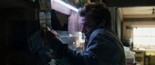 W mieszkaniu Stevena znajdują się pocztówki, które rzekomo wysyła mu jego matka. Powstała teoria, że nadawcą tych pocztówek jest w rzeczywistości Marc Spector, który za ich pomocą próbuje komunikować się ze Stevenem.