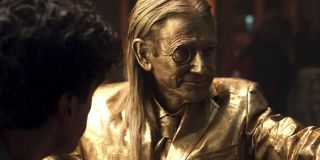 W pewnym momencie odcinka Steven rozmawia z pomalowanym złotą farbą performerem ulicznym. Ta tajemnicza postać, którą sportretował Shaun Scott, w napisach końcowych została podpisana jako „Crawley”. W komiksowym świecie Moon Knighta istnieje Bertrand Crawley, bezdomny, który systematycznie dostarczał Marcowi Spectorowi informacje o tym, co dzieje się na ulicach – z czasem obaj stali się przyjaciółmi.