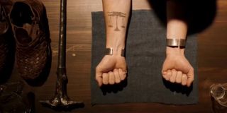 W pierwszej scenie odcinka Arthur Harrow wkłada do butów potłuczone szkło, by później te same buty założyć na własne stopy. Warto zwrócić uwagę, że komiksowy doktor Harrow debiutował w 1985 roku w zeszycie Moon Knight #2 jako naukowiec zajmujący się tzw. teorią bólu – badał on, w jaki sposób można zablokować receptory bólu w ludzkim organizmie. Co więcej, Harrow dzięki rozmaitym metodom sam siebie utrzymywał w stanie na skraju agonii, niszcząc przy tym swoje ciało.