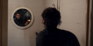 Zauważmy, że w świecie Stevena Granta widzimy kilka znaczących symboli – zakładane przez niego do snu białe stroje, układający się w okrąg piasek wokół łóżka czy białe koła pojawiające się w mieszkaniu. Symboliczna jest także pierwsza scena rozmowy ze Spectorem, który objawia się w lustrze, wizualnie przywodzącym na myśl Księżyc.