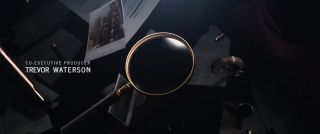 W trakcie napisów końcowych widzimy wspólne zdjęcie Spectora i Layli, wykonane w Egipcie; w tym samym momencie pojawia się obrączka, co wyraźnie sugeruje, że oboje są małżeństwem.