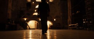 W czasie sekwencji początkowej wykorzystano utwór „Every Grain of Sand” Boba Dylana. Noblista śpiewał w tej piosence o „chwili spowiedzi” i zobaczeniu „ręki Pana” – na poziomie symbolicznym słowa utworu mogą przywoływać śmierć i zmartwychwstanie Marca Spectora, który zginął właśnie na pustyni, a którego do życia przywróciło bóstwo Khonshu.