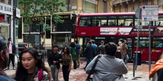 Gdy Steven Grant idzie przez londyńskie ulice, w tle widzimy nazwę jednego ze sklepów – Atlantyda. Niektórzy komentatorzy w sieci dostrzegają tu nawiązanie do komiksowego Namora, władcy Atlantydy; przypomnijmy, że istnienie tej lokacji w MCU sugerowano już w filmach „Iron Man 2” (mapa S.H.I.E.L.D.) i „Avengers: Koniec gry” (Okoye badająca tajemnicze trzęsienia Ziemi).