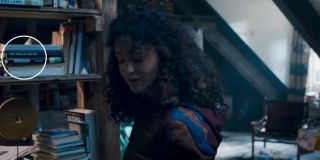 Na półce w mieszkaniu Stevena widzimy książkę o tytule „The Man in the Ice” autorstwa słynnego archeologa, Konrada Spindlera. W świecie komiksów określenia „The Man in the Ice” (pol. Człowiek lodu) kilkukrotnie użyto do nazwania Kapitana Ameryki. 