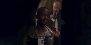 Do mieszkania Stevena wchodzą podający się za detektywów policyjnych mężczyzna i kobieta o nazwiskach odpowiednio Fitzgerald i Kennedy (drugie imię i nazwisko prezydenta Kennedy’ego) – napisy końcowe wyjawią jednak ich prawdziwe imiona, Bobbi i Billy. Bobby (zmiana płci postaci) i Billy to imiona komiksowych sanitariuszy pracujących w szpitalu psychiatrycznym, do którego trafił Marc Spector; oboje byli jednocześnie sługami bogini Ammit. 