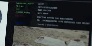 W pewnym momencie Bobbi szuka danych na temat Spectora w bazie Interpolu. Nazwa pliku zaczyna się od „1975” – to właśnie w tym roku Moon Knight debiutował w świecie komiksów. Z kolei agentem przypisanym do obserwacji Marca był w przeszłości Nick Pepin. Takie same imię i nazwisko nosi pracujący przy MCU od czasu filmu „Kapitan Ameryka: Wojna bohaterów” producent, który walnie przyczynił się do powstania serialu „Moon Knight”. 