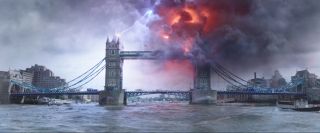 Przez krótką chwilę na ekranie widzimy londyński most Tower Bridge. Przypomnijmy, że został on zniszczony w czasie pojedynku Pajączka i Mysterio w filmie „Spider-Man: Daleko od domu”. 