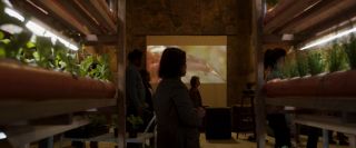 W trakcie sceny rozgrywającej się w siedzibie prowadzonego przez Harrowa kultu słyszymy takty utworu „Every Grain of Sand” Boba Dylana; ta sama piosenka otwierała pierwszy odcinek produkcji. 