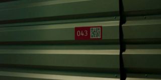 Już w drugim odcinku z rzędu na ekranie pojawia się kod QR, którego zeskanowanie pozwoli widzom na otrzymanie darmowego komiksu w usłudze Marvel Unlimited. W przypadku pierwszej odsłony serii kod prowadził do zeszytu Werewolf By Night #32 z 1975 roku, w którym w świecie Domu Pomysłów debiutował Moon Knight, natomiast w tym tygodniu kod umożliwia pobranie zeszytu Werewolf By Night #33, drugiego w historii komiksu z udziałem Marca Spectora. 