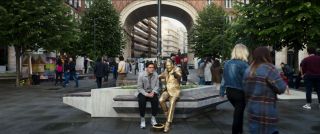 W serialu po raz kolejny pojawia się uliczny performer, którego napisy końcowe przedstawiają jako „Crawleya”. Przypomnijmy, że komiksowy Bertrand Crawley był jednym z najbardziej zaufanych sojuszników Marca Spectora, który dostarczał mu cenne informacje o tym, co wydarzyło się na ulicy. 