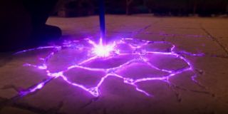 Nie jest żadną tajemnicą, że kolory magii mają w MCU istotne znaczenie. Gdy Harrow przyzywa więc szakala-potwora, używając w tym celu swojej laski, zawierającej „cząstkę potęgi” Ammit, na ekranie pojawia się fioletowa barwa – podobnie jak w przypadku Agathy Harkness z serialu „WandaVision”. Nie jest więc wykluczone, że Harkness czerpała swoje magiczne zdolności od innego z bóstw; w tym kontekście spekuluje się o Chthonie. 