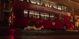 Gdy na ekranie pojawia się walczący z szakalem Pan Knight, tuż za nim widać autobus reklamujący „GRC”. Z serialu „Falcon i Zimowy Żołnierz” wiemy już, że GRC to skrót od Global Repatriation Council, organizacji, która ma zająć się walką z wszystkimi negatywnymi konsekwencjami pstryknięcia Thanosa. 