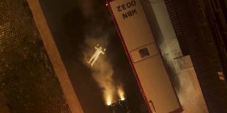 Numer autobusu, na którym pojawia się reklama GRC, to z kolei WBN 0032. Mamy tu do czynienia z nawiązaniem do komiksu Werewolf By Night #32, w którym Moon Knight pojawił się po raz pierwszy. 