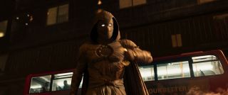 Pan Knight korzysta z metalowych pałek, natomiast Moon Knight z ostrz w kształcie Księżyca w nowiu – oba przedmioty były wielokrotnie pokazywane w komiksach. Co ciekawe, w świecie powieści graficznych rzeczone ostrza wykonane są z adamantium, metalu, który tworzy także szkielet Wolverine’a. 