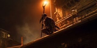 Pod koniec odcinka widzimy pierwszą rozmowę Spectora i Chonsu, która wyraźnie sugeruje, że geneza serialowej i komiksowej wersji postaci jest taka sama. W komiksach Spector po uratowaniu grupy archeologów od śmierci z rąk Raula Bushmana został pozostawiony przez przestępcę na pastwę losu, wówczas gdy krwawił i tracił przytomność. Koniec końców Marc doczołgał się do posągu Chonsu, który obiecał mu nowe życie w zamian za to, że Spector stanie się jego nowym Awatarem.  