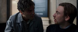 Ochroniarz wspomina na ekranie o „psie Baskerville’ów” w kontekście potwora, który rzekomo miał ścigać Stevena. „Pies Baskerville’ów” to słynna powieść Arthura Conana Doyle’a z 1901 roku i jedna z najważniejszych książek, w której pojawił się Sherlock Holmes. 