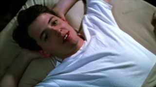 Na tym popkulturowe odniesienia się nie kończą. Sonic wymyka się w nocy, by walczyć ze złem, stosując ten sam trick, co główny bohater filmu Wolny dzień pana Ferrisa Buellera.