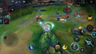 League of Legends: Wild Rift to mobilna wersja popularnej produkcji z gatunku MOBA. Są tu pewne zmiany i uproszczenia, ale jedno się nie zmieniło: zabawa potrafi wciągnąć na długie godziny.