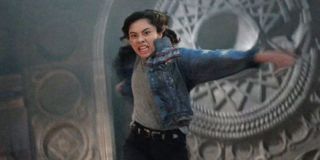 20. America Chavez – nastolatka z alternatywnego świata, który potrafi otwierać portale prowadzące do innych rzeczywistości; postać nieposiadająca swoich wariantów; jej siła fizyczna jest tak gigantyczna, że Chavez była w stanie zadać potężne ciosy samej Scarlet Witch; młoda bohaterka potrafi również manipulować energią, a obecnie szkoli się w dziedzinie sztuk mistycznych; w kolejnych rankingach z pewnością zajmie wyższe miejsce, jednak aktualnie dopiero uczy się ona korzystać ze swoich mocy.