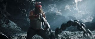Thor ma również na sobie czapkę, na której widzimy logo komiksowej serii „Avengers” z lat 60. – rzecz w tym, że znajduje się tu także domalowany napis „Strongest”, odwołujący się do pytań z „Ragnaroku” o to, kto jest najsilniejszym z Mścicieli.