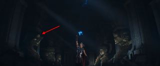 W scenie, w której Jane Foster przyzywa piorun, za bohaterką widzimy szereg posągów. Na jednym z nich pokazano postać do złudzenia podobną do komiksowej Śmierci, odwiecznego obiektu westchnień Thanosa, jednej z najpotężniejszych istot w całym uniwersum.